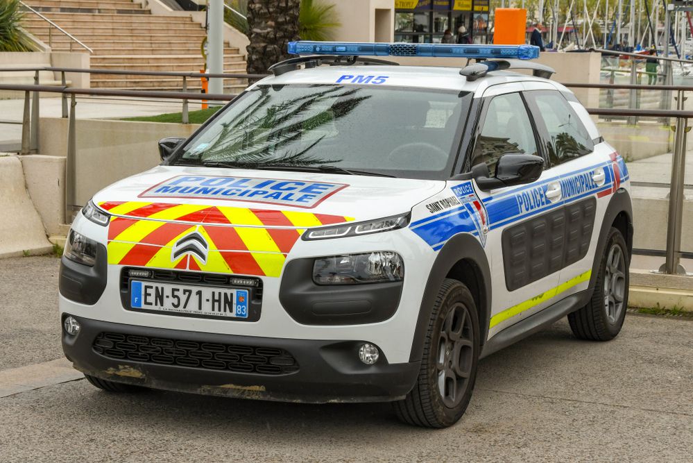 חשד לפיגוע בצרפת: שוטר נדקר ברכבו בעיר קאן