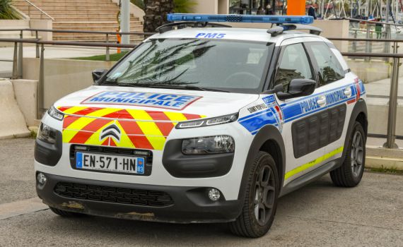 חשד לפיגוע בצרפת: שוטר נדקר ברכבו בעיר קאן