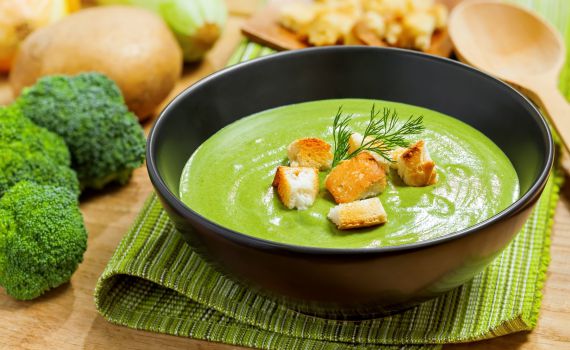 לקראת החורף: מתכון למרק ברוקולי בצל ושמנת