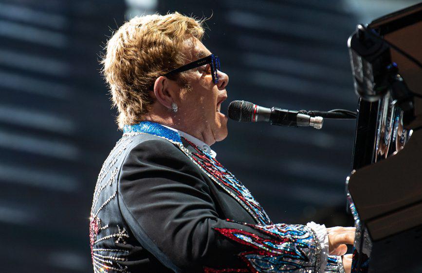 אלטון ג'ון נפל בביתו ואושפז בבית חולים