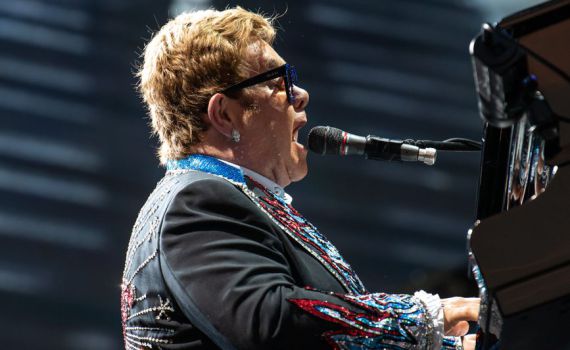 אלטון ג'ון נפל בביתו ואושפז בבית חולים