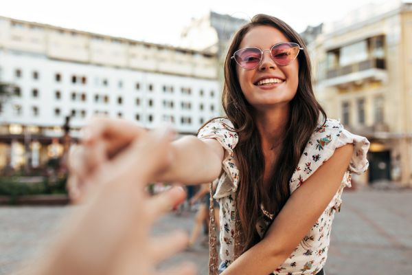 5 דרכים להמשיך ללבוש שמלות קיציות בחורף