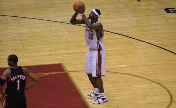 לאחר המרפק לסטיוארט: לברון ג'יימס הושעה