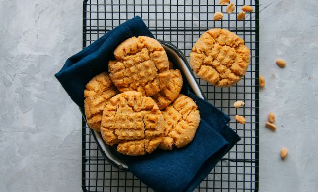  עוגיות חמאת בוטנים נימוחות מ-3 מרכיבים | מתכון