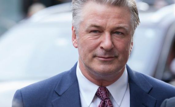 אחרי הירי: איש צוות תובע את בולדווין