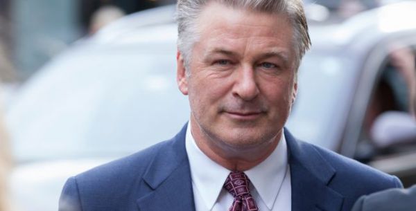 אחרי הירי: איש צוות תובע את בולדווין