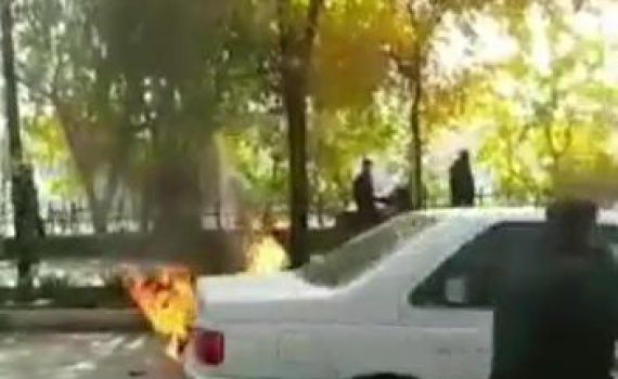 איראן: הפגנות אלימות נגד השלטון. מפגינה נהרגה|צפו