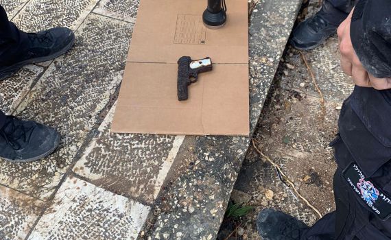 אקדח חלוד וחלקי עצמות התגלו ליד בית כנסת