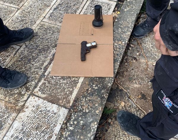 אקדח חלוד וחלקי עצמות התגלו ליד בית כנסת