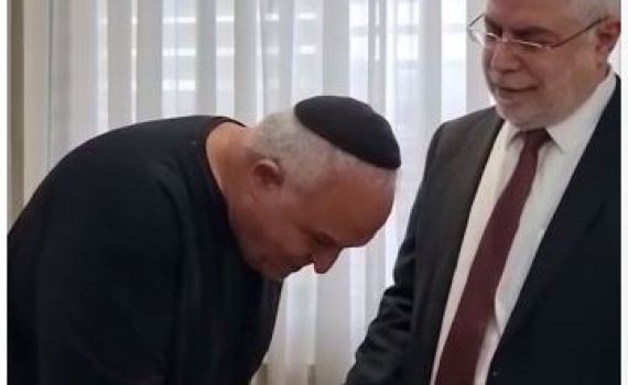 צפו: עד המדינה מבקש סליחה מהשר לשעבר