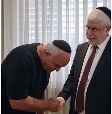 צפו: עד המדינה מבקש סליחה מהשר לשעבר