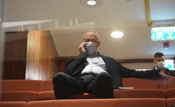 האם בני גנץ הפר בידוד בזמן שהיה בכנסת?