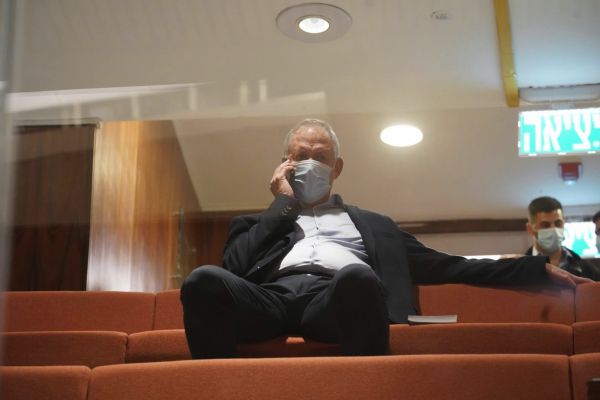 האם בני גנץ הפר בידוד בזמן שהיה בכנסת?