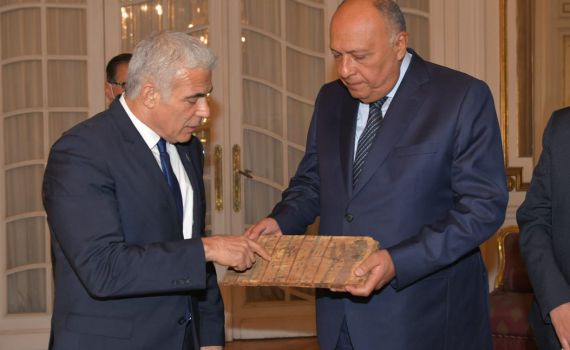 במהלך ביקור לפיד: ישראל מחזירה עתיקות למצרים