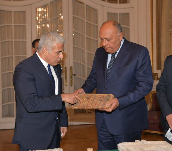 במהלך ביקור לפיד: ישראל מחזירה עתיקות למצרים