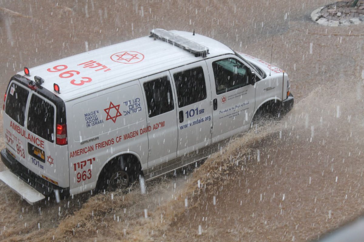 ניסה להציל את ביתו מהצפה: בן 54 פונה לבית החולים