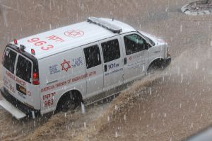 ניסה להציל את ביתו מהצפה: בן 54 פונה לבית החולים