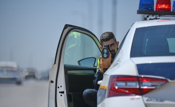 נסע בפראות נגד כיוון התנועה ופרץ מחסום | צפו בתיעוד המרדף