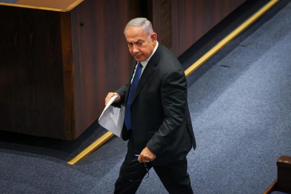 מזכיר הממשלה של נתניהו מודה בגריסת המסמכים