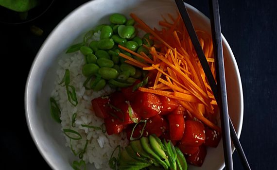 כך תכינו בעצמכם קערת סושי טעימה ובריאה