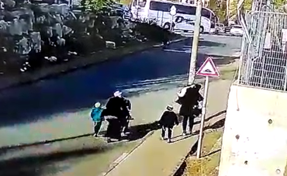 צפו: המחבלת אורבת ושולפת את הסכין