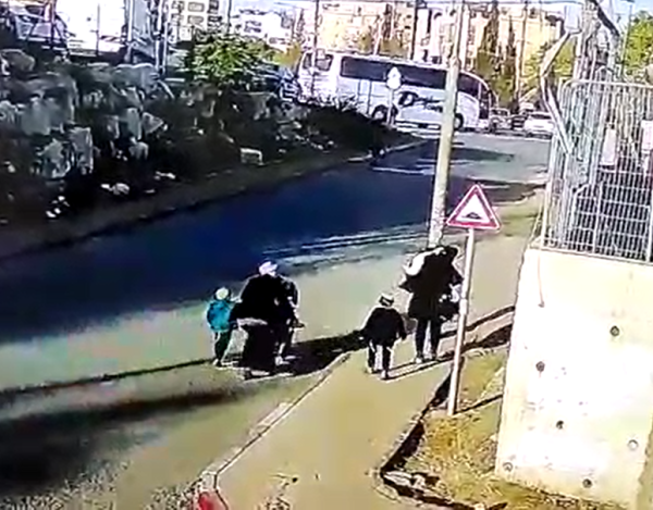 צפו: המחבלת אורבת ושולפת את הסכין