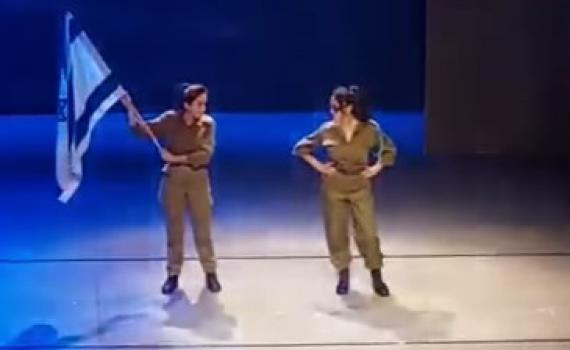 ריטה מפתיעה את הקהל בהצגה 'אפס ביחסי אנוש'