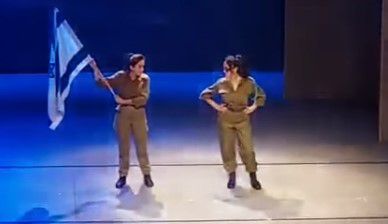 ריטה מפתיעה את הקהל בהצגה 'אפס ביחסי אנוש'