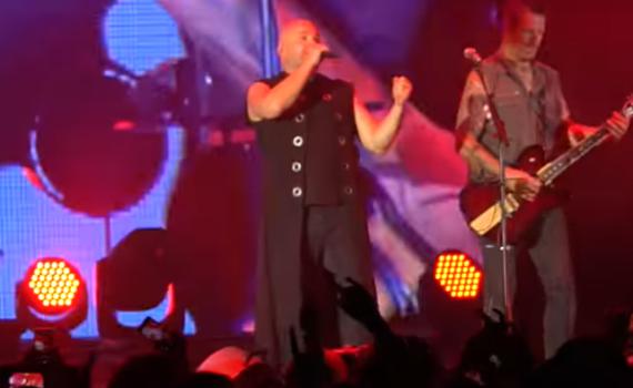 צפו: סולן להקת המטאל הדליק נר לזכר אלי קיי ז"ל