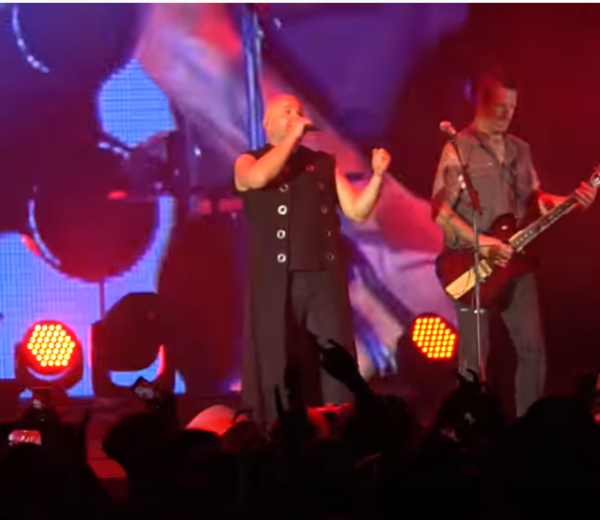 צפו: סולן להקת המטאל הדליק נר לזכר אלי קיי ז"ל