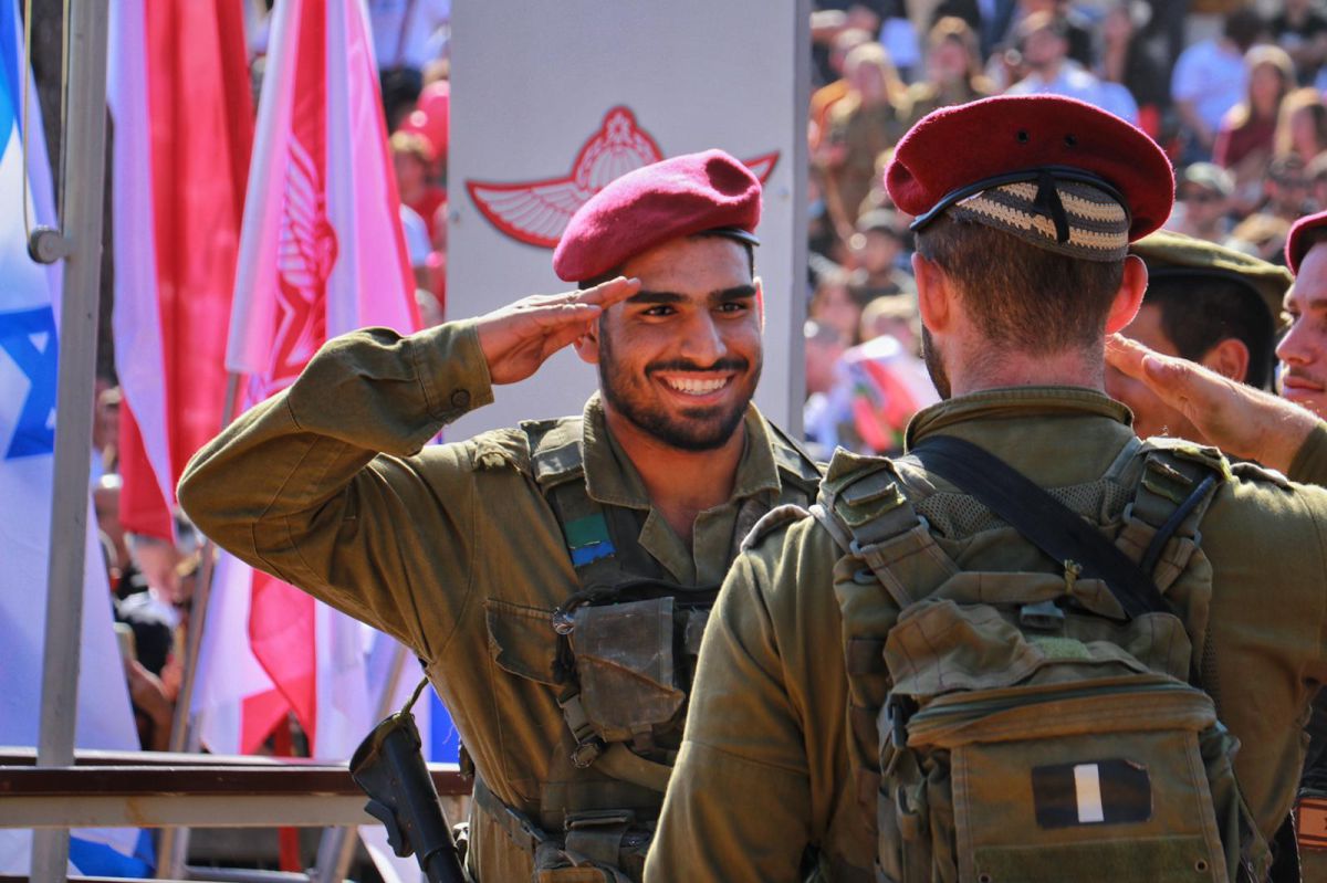 הכומתה האדומה מסמלת שייכות למורשת הצנחנים