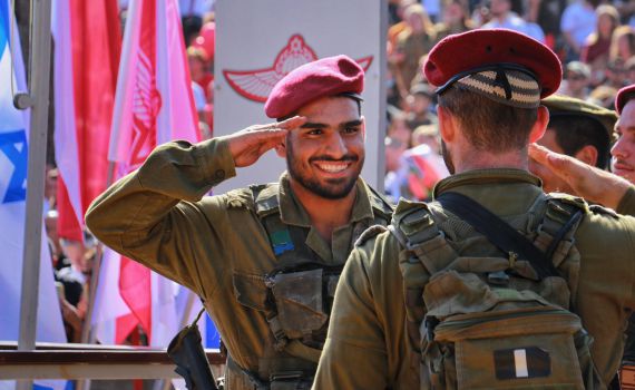 הכומתה האדומה מסמלת שייכות למורשת הצנחנים