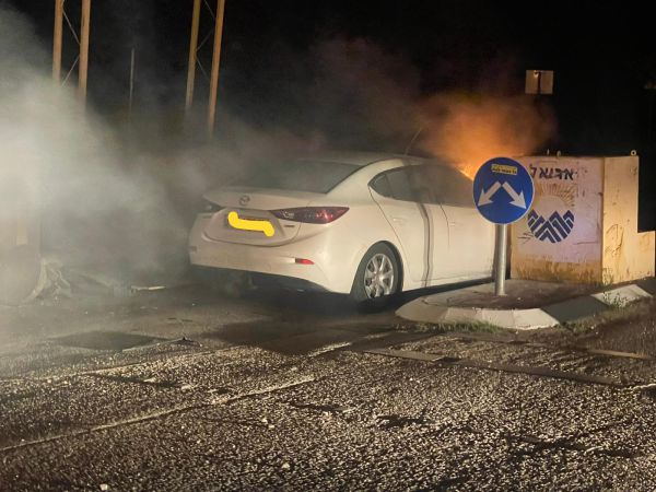 גנב רכב, התנגש בעמוד חשמל והחל לעלות באש