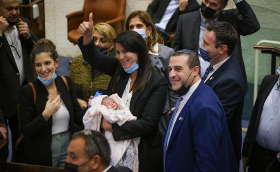 6 ימים אחרי הלידה: שירלי פינטו הוזעקה לכנסת