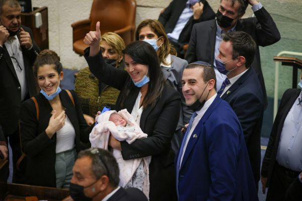 6 ימים אחרי הלידה: שירלי פינטו הוזעקה לכנסת