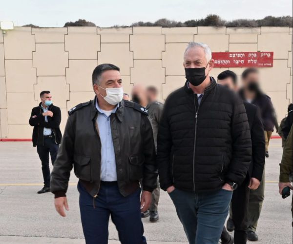 גנץ: "איראן מערערת את המשילות בסוריה ובלבנון"