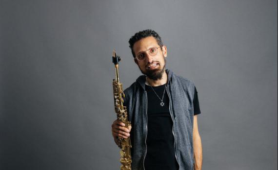 אחרי שיצא מהארון ונשאר דתי: דניאל זמיר בשיר חדש