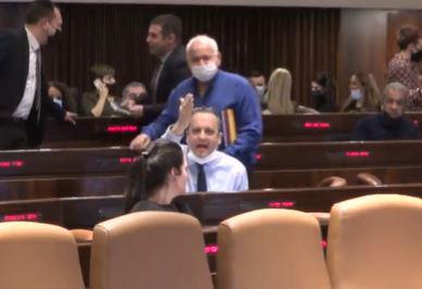 עימות חריף בכנסת: "כומר; תוריד את הכיפה". צפו