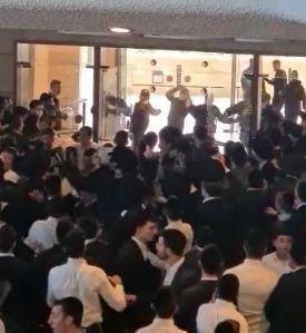 צפו: קטטה המונית בבנייני האומה בירושלים