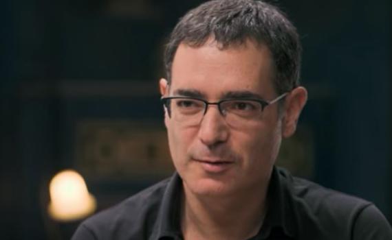 משה בר סימן טוב מדבר על אישתו הדתייה ועליו. צפו