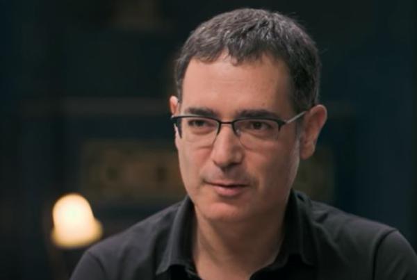 משה בר סימן טוב מדבר על אישתו הדתייה ועליו. צפו