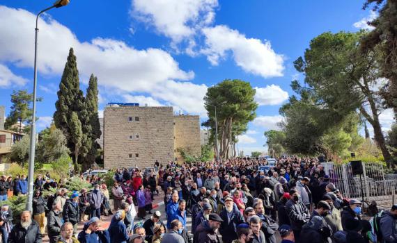 מרגש: אלפים פצחו בשירה במהלך ההלוויה. צפו