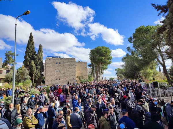 מרגש: אלפים פצחו בשירה במהלך ההלוויה. צפו