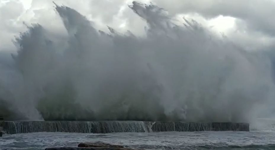 הסערה מתגברת: גלים עצומים וברד כבד. צפו בתיעוד