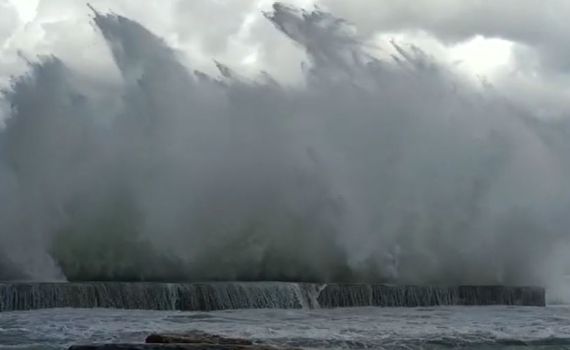 הסערה מתגברת: גלים עצומים וברד כבד. צפו בתיעוד