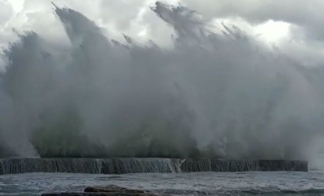 הסערה מתגברת: גלים עצומים וברד כבד. צפו בתיעוד