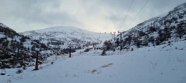 הסערה כבר פה: שלג החל לרדת בחרמון. צפו