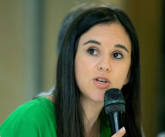 אמילי עמרוסי תובעת את 'ישראל היום'