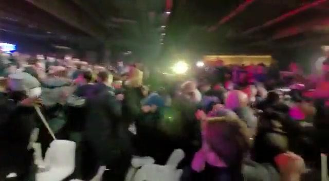 צפו: מהומה בעצרת מועמד הימין הקיצוני היהודי בצרפת