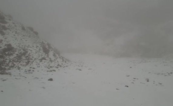 החורף פה: שלג ראשון החל לרדת בחרמון. צפו בתיעוד